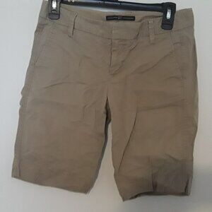 Gap ladies size 1 khaki stretch,zipper/button/2 clasp fly,lightweight capri